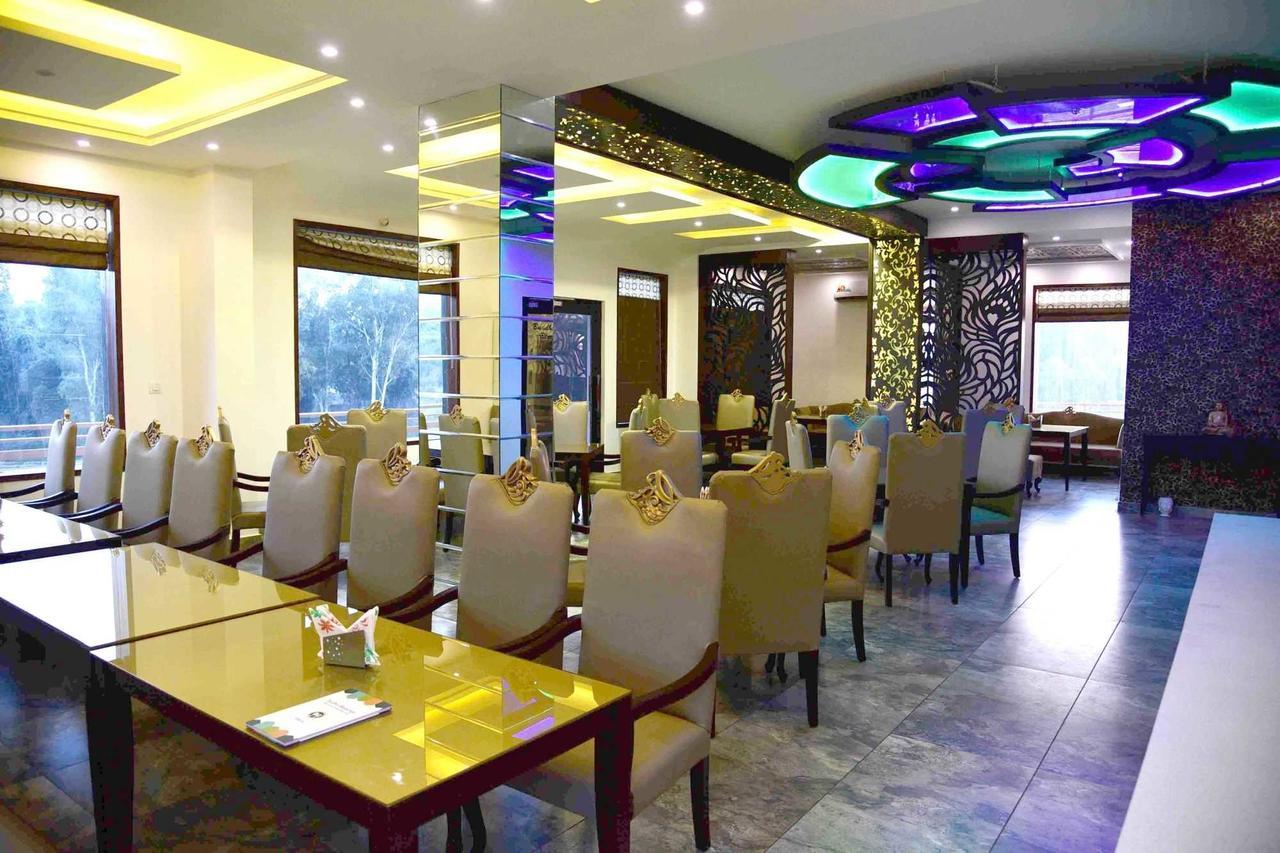 Fabhotel Kangra Roadway Inn Tanda Eksteriør bilde