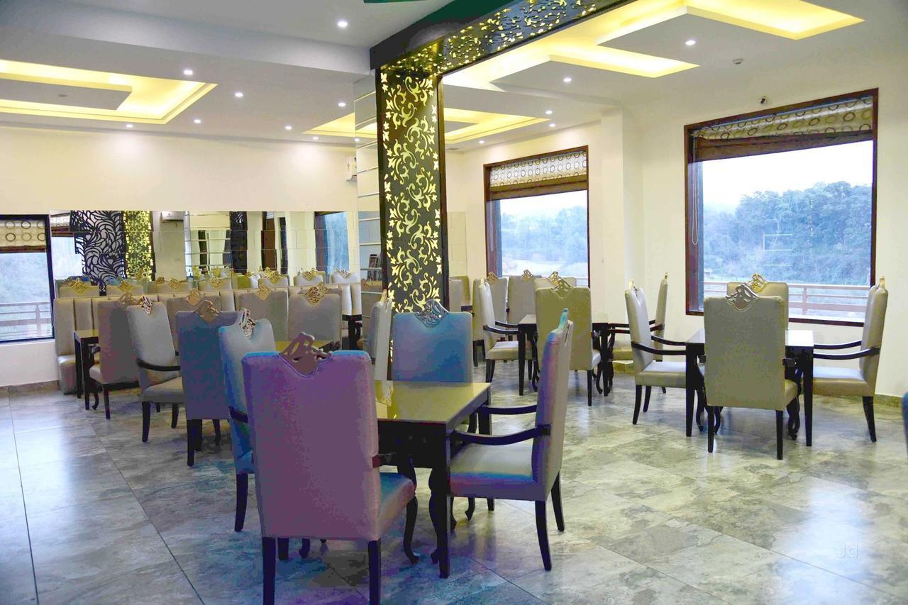 Fabhotel Kangra Roadway Inn Tanda Eksteriør bilde